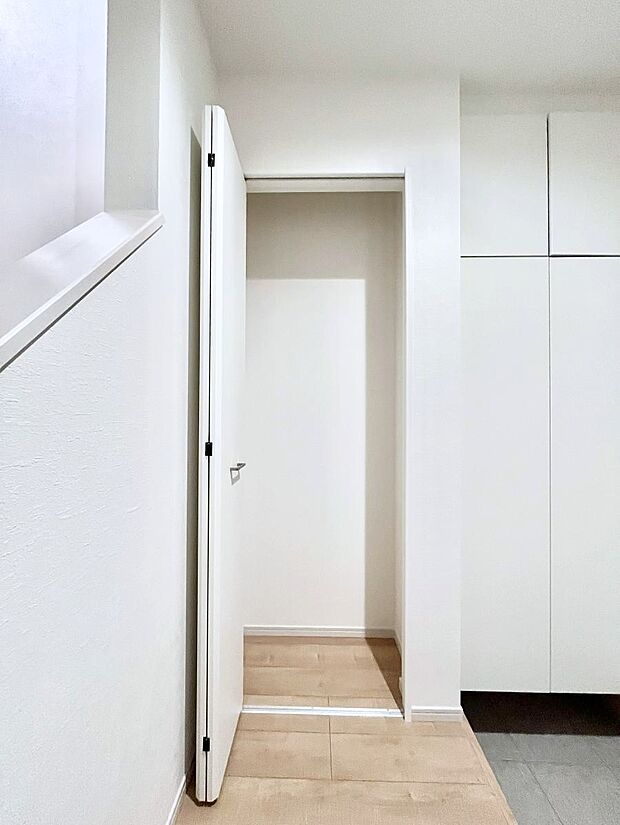 【その他設備(玄関ホール収納)】玄関ホール収納です。掃除道具やお出かけ用グッズの収納に便利です。