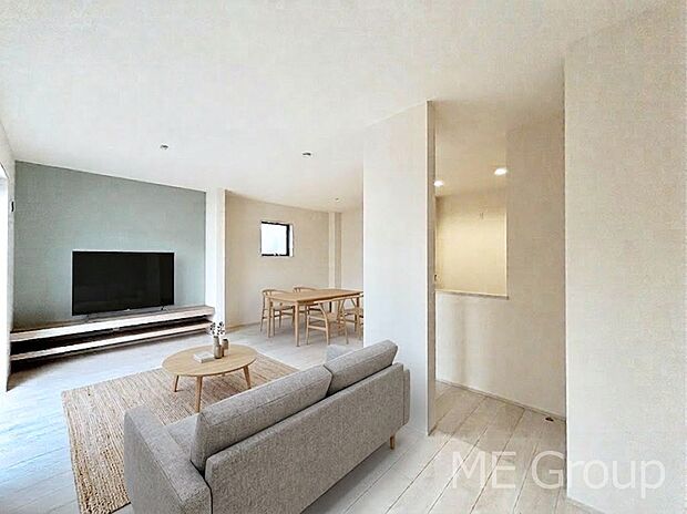 【リビング】ご家族の賑やかな話し声で包まれる明るいリビング  ※家具はCGです