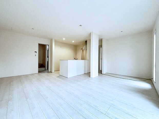 【ダイニングキッチン】料理をしながらでもご家族との会話を楽しめる対面キッチン