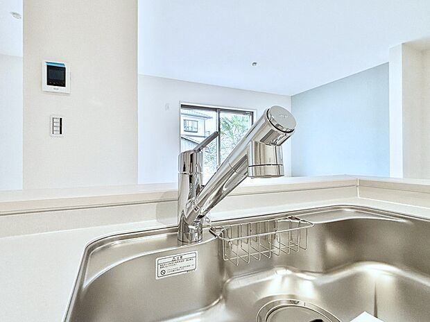 【その他設備(浄水器)】いつでも清潔なおいしいお水を。一つの水栓で水道水と浄水を使い分け。