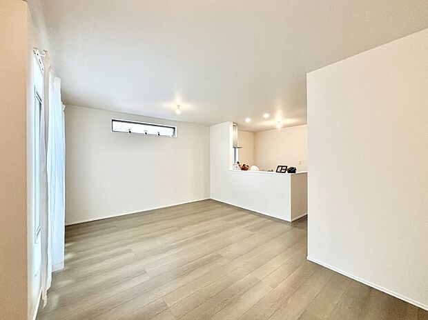 【ダイニング】家族の笑顔が自然と生まれてくる、そんな雰囲気のダイニングに仕上がっています。