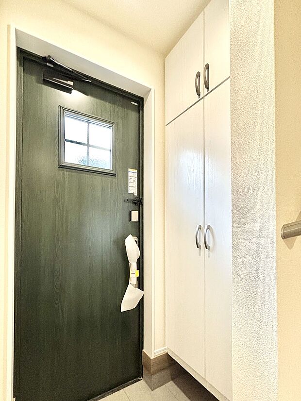 【その他設備(シューズボックス)】たっぷり収納できるシューズボックスで家族全員の靴も、玄関すっきり。  