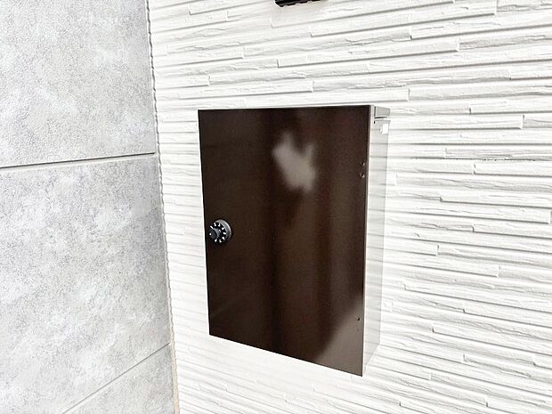 【その他現地】シンプルなデザインのポスト