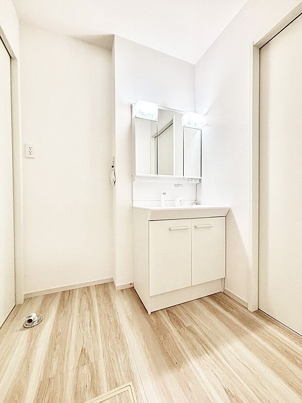 【洗面台・洗面所】スタイリングに便利な三面鏡、ミラーキャビネットで細かい物スッキリ