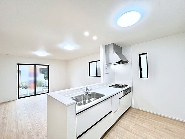 【ダイニングキッチン】リビングで遊ぶお子様を見守りながらお料理ができる対面キッチン。