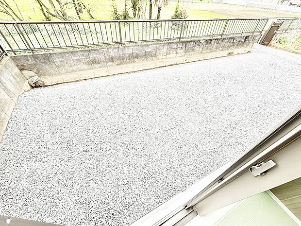 【庭】プランターを並べて季節のお花を楽しめるお庭付き。