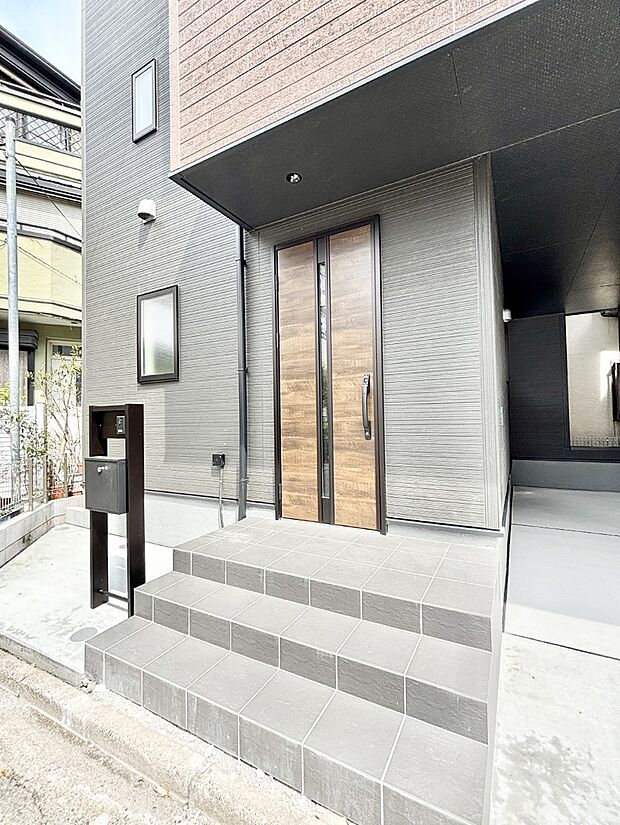 【玄関】大切な家族、来客を出迎える玄関。