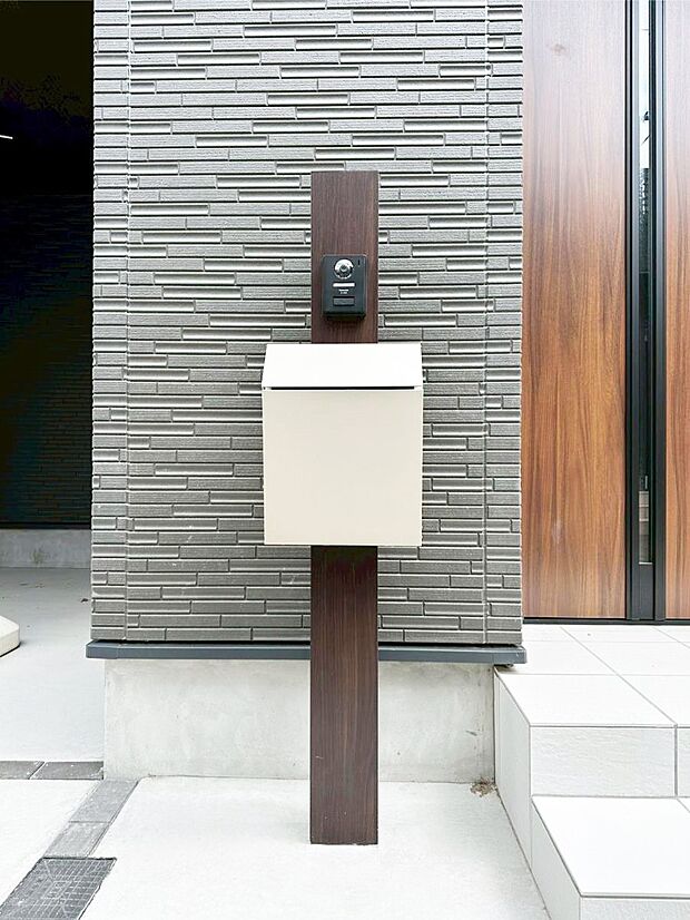 【その他現地】シンプルなデザインのポスト