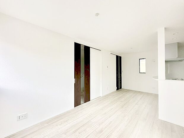 【リビングダイニング】明るい陽光が注ぎ、寛ぎの雰囲気に満たされるリビング・ダイニング。