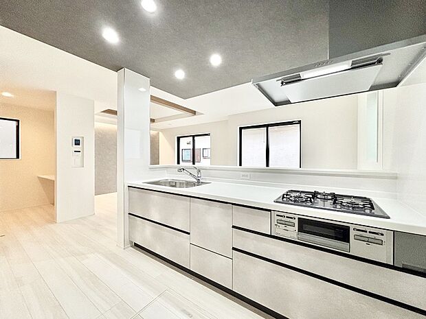 【ダイニングキッチン】料理をしながらでもご家族との会話を楽しめる対面キッチン