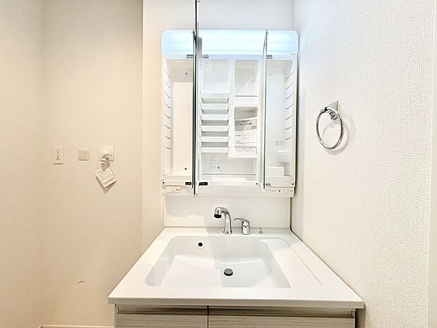 【その他設備(三面鏡裏収納)】三面鏡の裏に、化粧品や衛生用品などを収納可能。洗面台をすっきりと保ちます!