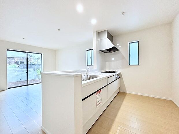 【ダイニングキッチン】リビングで遊ぶお子様を見守りながらお料理ができる対面キッチン。