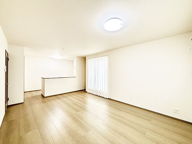 【リビングダイニング】明るい陽光が注ぎ、寛ぎの雰囲気に満たされるリビング・ダイニング。 