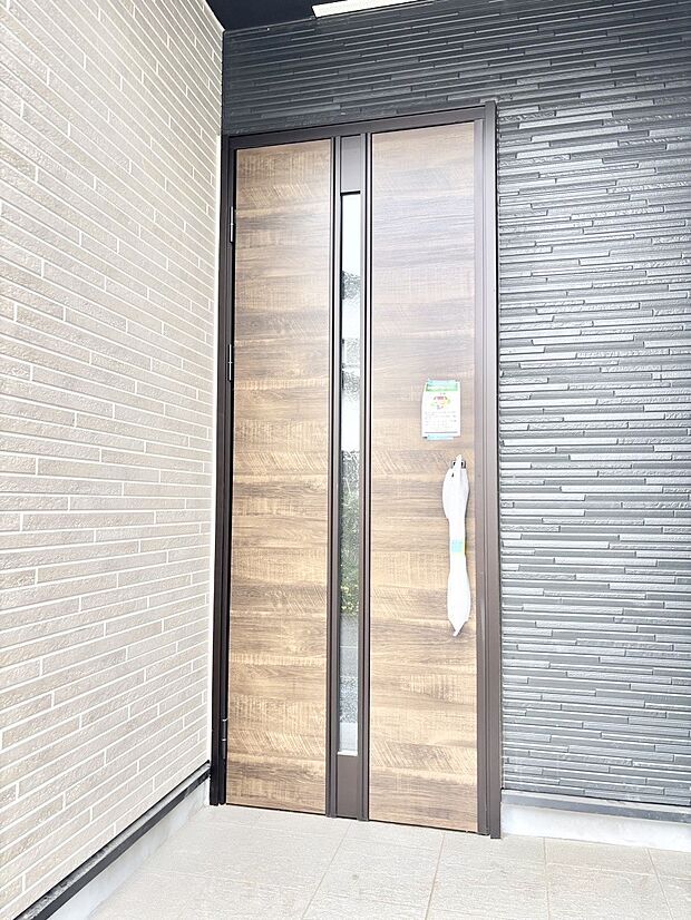 【玄関】大切な家族、来客を出迎える玄関。