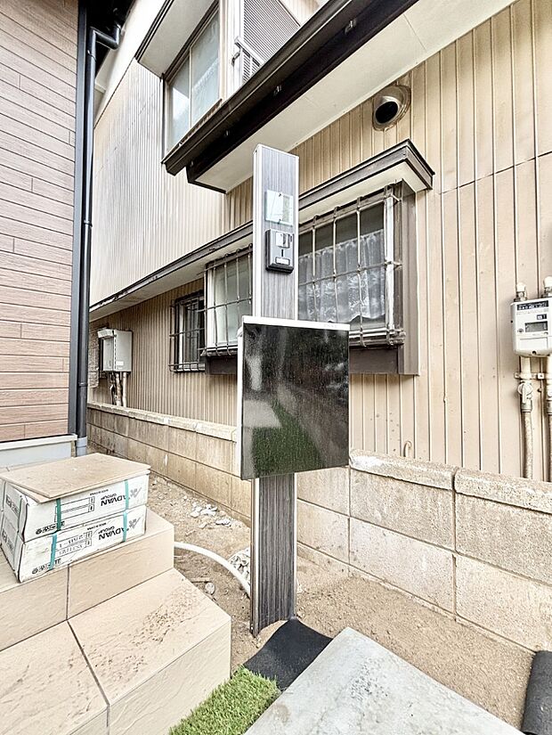 【その他現地】シンプルデザインのポスト。