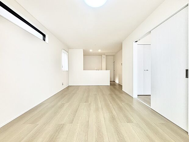 【リビングダイニング】明るい陽光が注ぎ、寛ぎの雰囲気に満たされるリビング・ダイニング。 