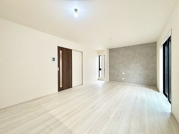 【ダイニング】家族の笑顔が自然と生まれてくる、そんな雰囲気のダイニングに仕上がっています。