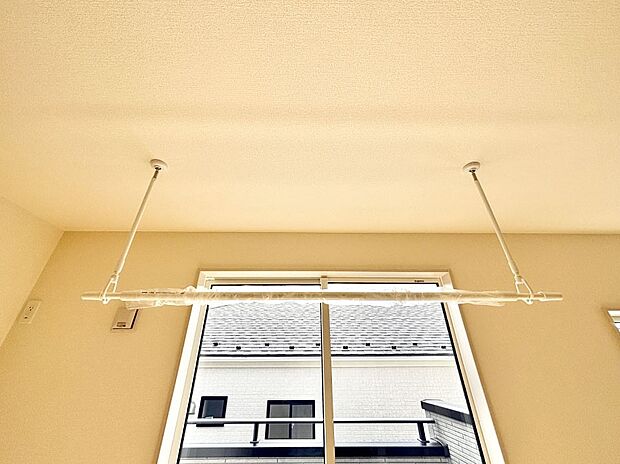 【その他設備(室内物干し)】室内物干しポール。梅雨や花粉の時期に大活躍します。