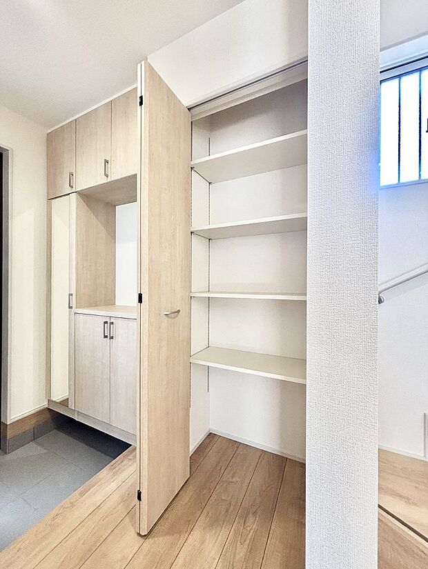 【その他設備(玄関ホール収納)】玄関ホール収納です。掃除道具やお出かけ用グッズの収納に便利です。