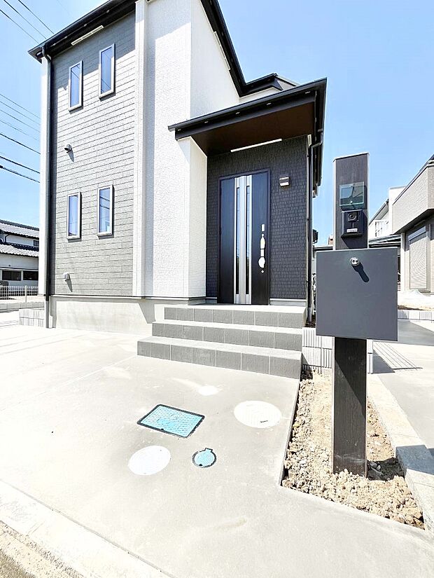 【玄関】シンプルで落ち着いた雰囲気の玄関でご家族やお客様をお出迎え！