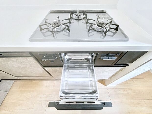 【その他設備(Siセンサーコンロ)】ガスコンロはSiセンサー搭載。火力調節や焦げ付き・消し忘れも防いでくれます。