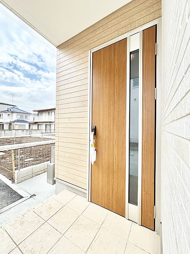 【玄関】玄関前は屋根付きで雨が降っていても濡れにくいです