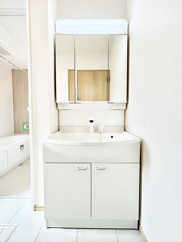 【洗面台・洗面所】スタイリングに便利な三面鏡、ミラーキャビネットで細かい物スッキリ