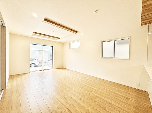 【リビングダイニング】大きな窓からたっぷりの陽光と風を感じられるリビング