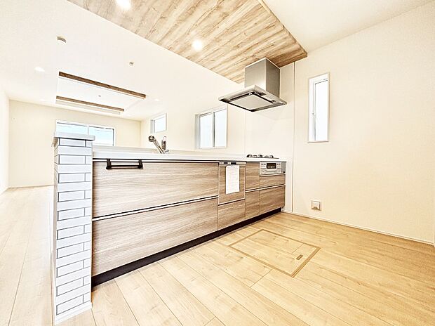 【ダイニングキッチン】料理をしながらご家族との会話を楽しめる対面カウンターキッチン