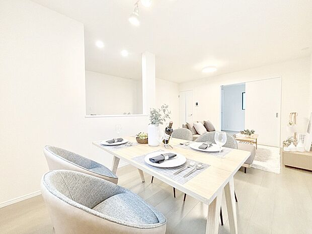 【リビング】ご家族の賑やかな話し声で包まれる明るいリビング