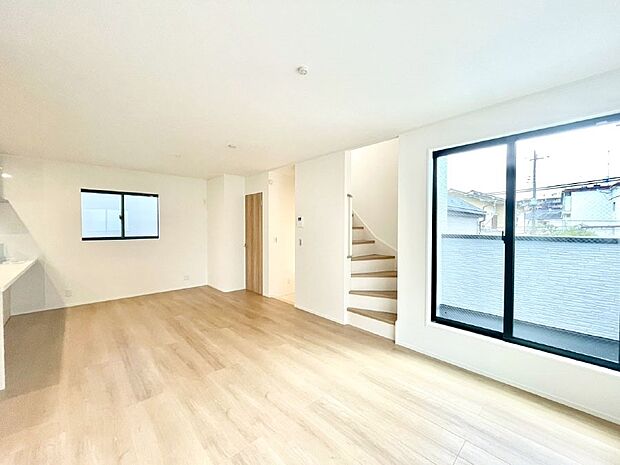 【リビングダイニング】リビング階段が家族の笑顔と会話をつないでくれます  