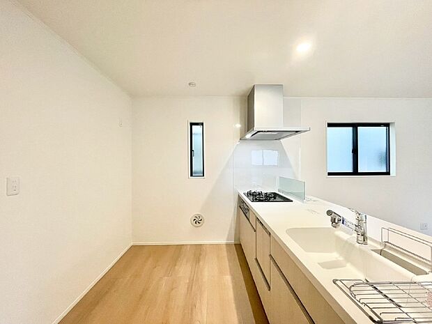 【キッチン】ゆとりあるキッチンではご家族と楽しくお料理ができます。