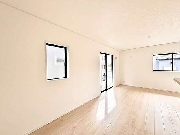 【ダイニング】明るい陽光が注ぎ、寛ぎの雰囲気に満たされるダイニング。   