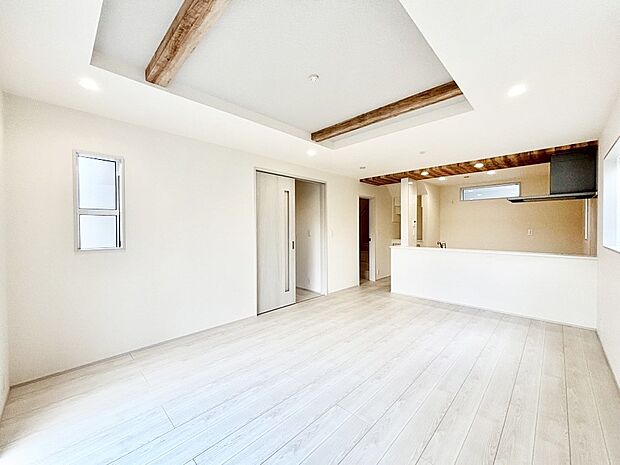 【ダイニング】家族の笑顔が自然と生まれてくる、そんな雰囲気のダイニングに仕上がっています。