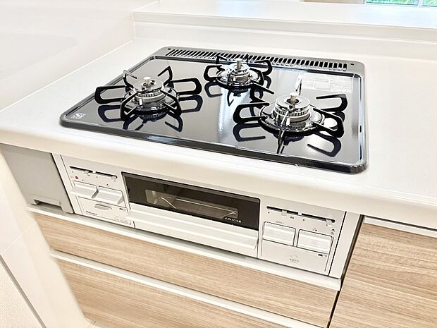 【その他設備(Siセンサーコンロ)】ガスコンロはSiセンサー搭載。火力調節や焦げ付き・消し忘れも防いでくれます。