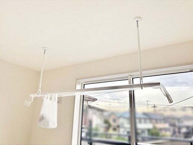 【その他設備(室内物干し)】室内物干しポール。梅雨や花粉の時期に大活躍します。