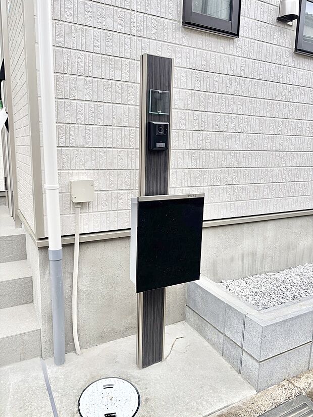 【その他現地】シンプルデザインのポスト。