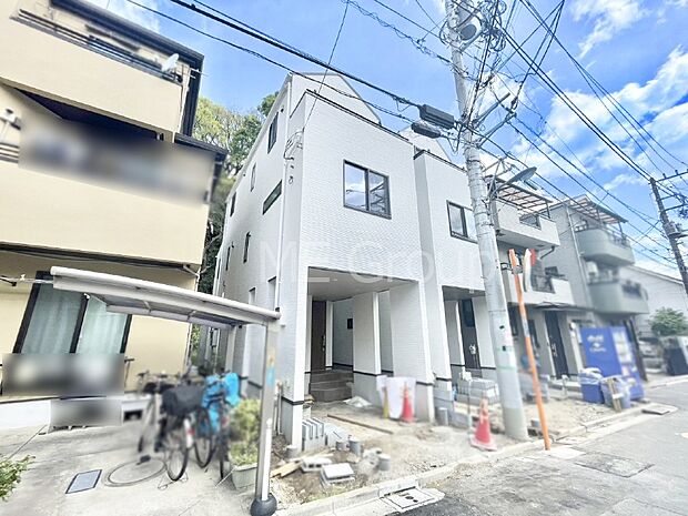 【現地外観写真】暮らしやすさと居心地の良さにこだわったシンプルで飽きのこないデザイン！