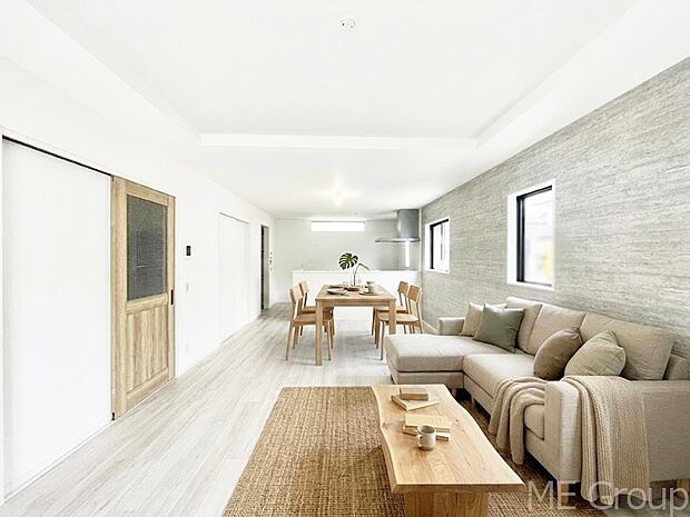 【リビング】アクセントクロスがオシャレ!家族団らんの時間が充実しそうなLDK ※家具はCGです