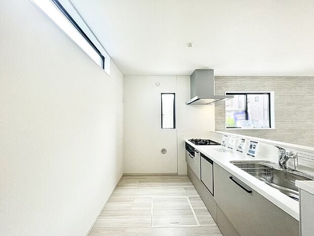 【キッチン】爽やかな風が通り抜けるキッチン。窓があるので明るく換気にも役立ちます。