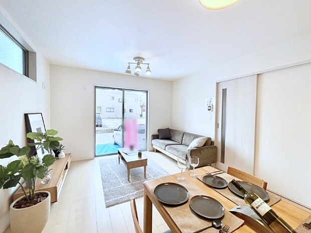 【リビングダイニング】明るい陽光が注ぎ、寛ぎの雰囲気に満たされるリビング・ダイニング。 