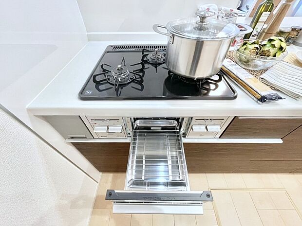 【その他設備(Ｓｉセンサーコンロ)】ガスコンロはＳｉセンサー搭載。火力調節や焦げ付き・消し忘れも防いでくれます。