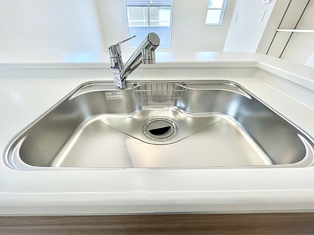 【その他設備(シンク)】広々としたシンクでお料理やお皿洗いもラクラク快適に！