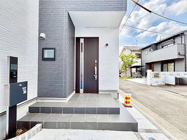 【玄関】玄関前は雨が降っても濡れにくい屋根付き