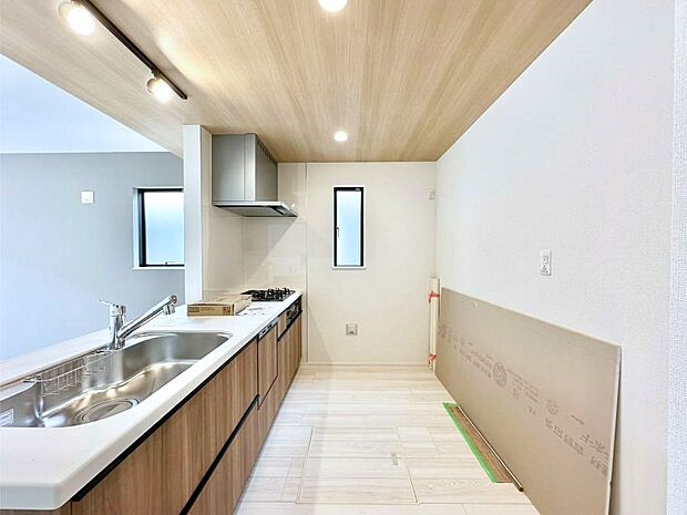 【ダイニングキッチン】料理をしながらでもご家族との会話を楽しめる対面キッチン