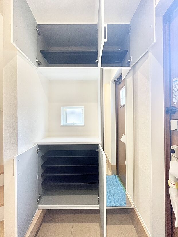 【その他設備(シューズボックス)】たっぷり収納できるシューズボックスで家族全員の靴も、玄関すっきり。  