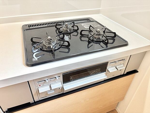 【その他設備(Ｓｉセンサーコンロ)】ガスコンロはＳｉセンサー搭載。火力調節や焦げ付き・消し忘れも防いでくれます。