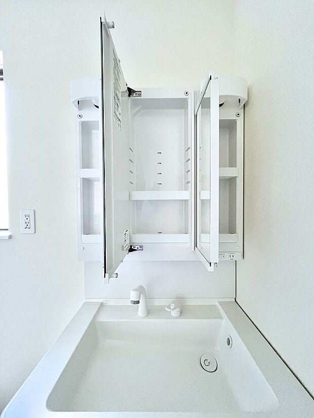 【その他設備(三面鏡裏収納)】三面鏡の裏に、化粧品や衛生用品などを収納可能。洗面台をすっきりと保ちます！