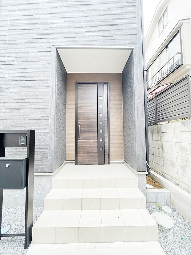 【玄関】玄関前は雨が降っても濡れにくい屋根付き