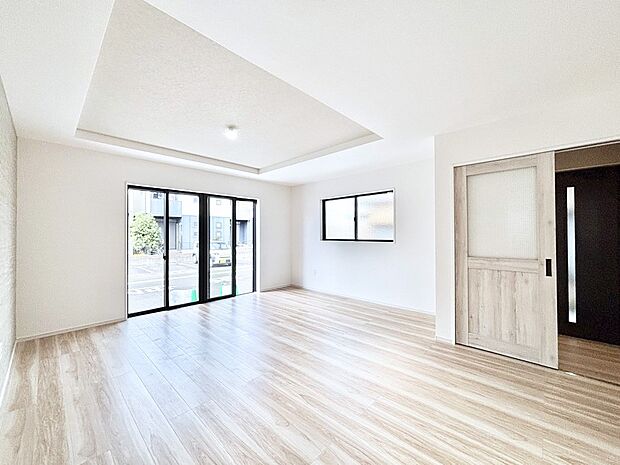 【ダイニング】日当たりの良いリビング。お気に入りのグリーンを飾れば更に心地よさがアップ!